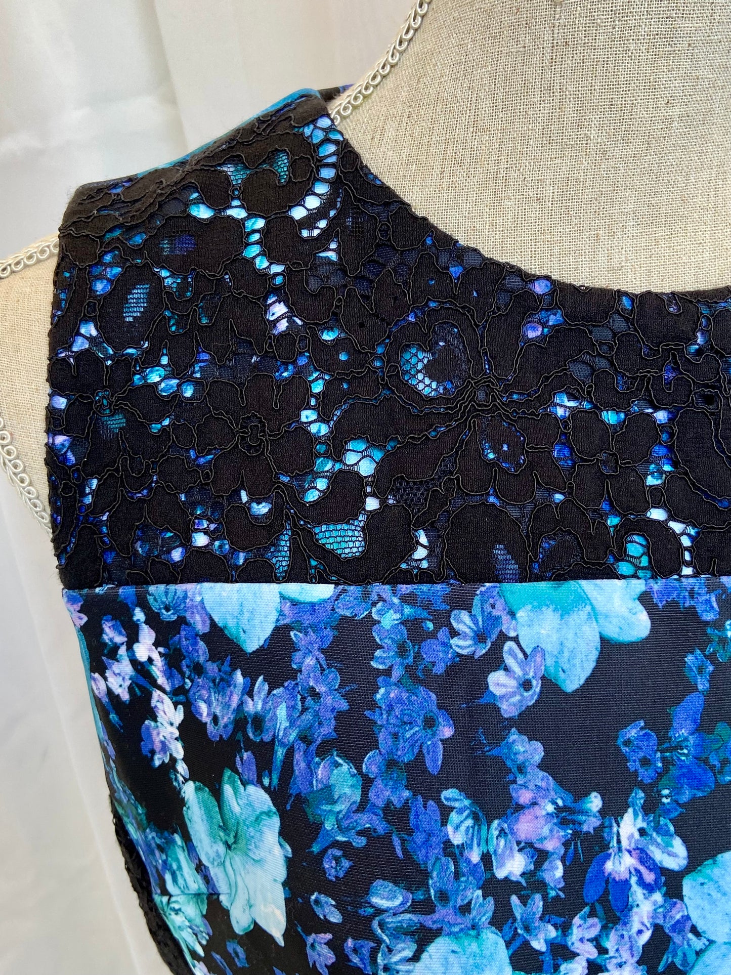 LOVELY LACE Roz and Ali Dress Size 12